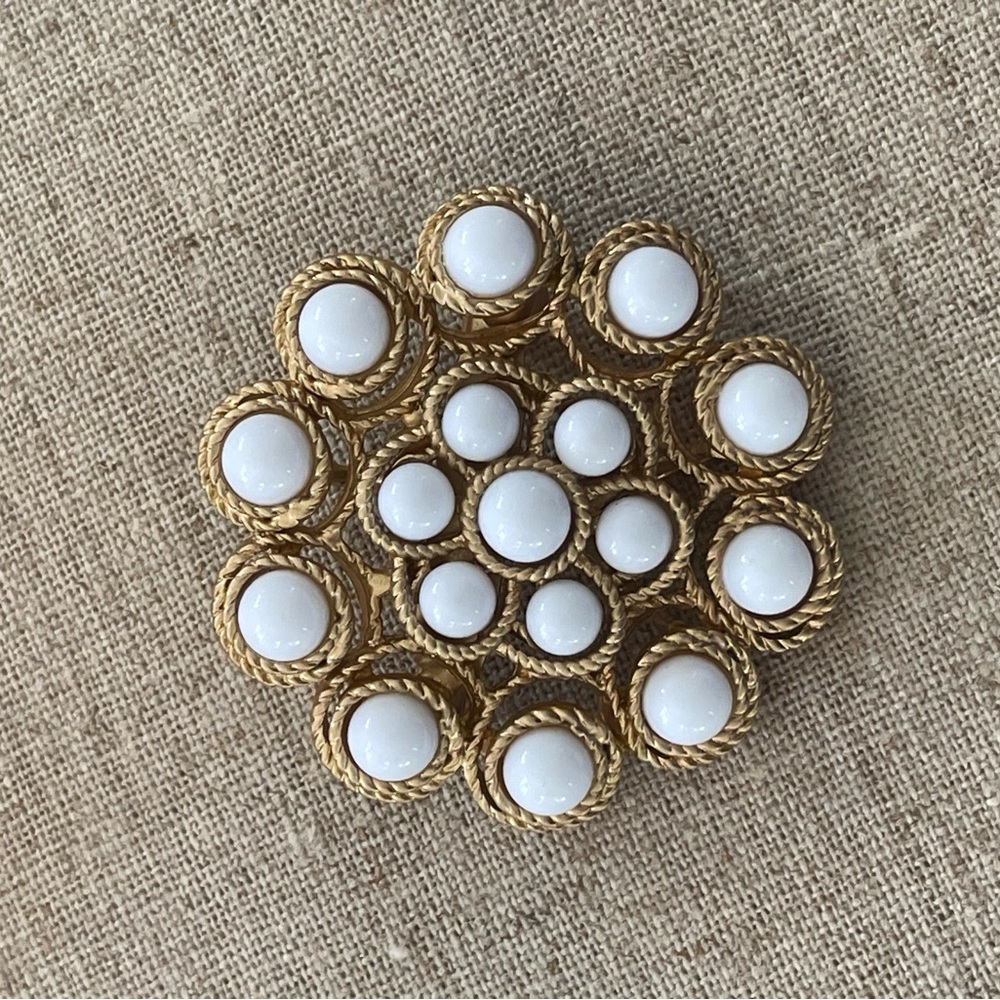 Stella & Dot Vintage Paradise Brooch Pendant Gold and White